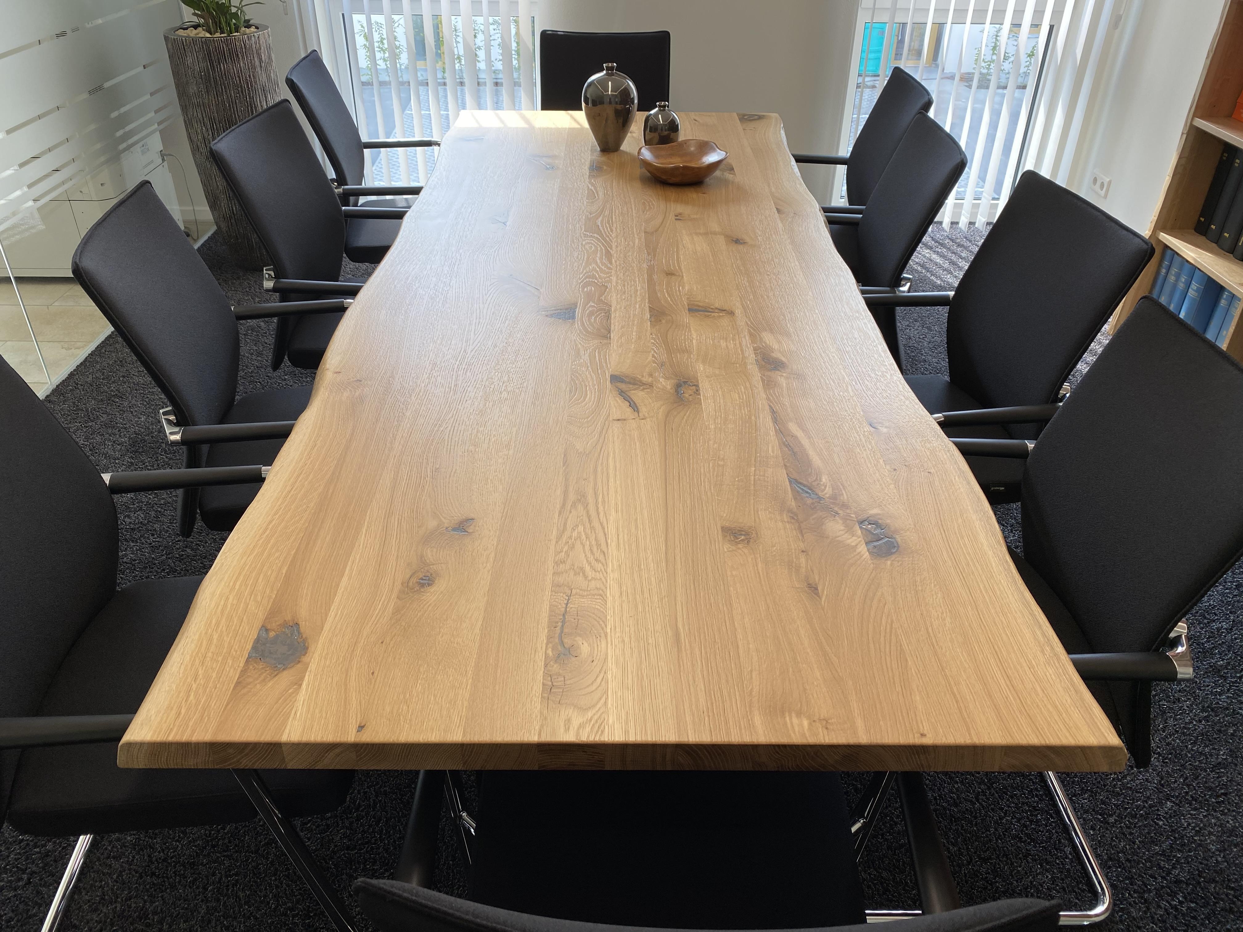 Esstisch mit Massivholzplatte