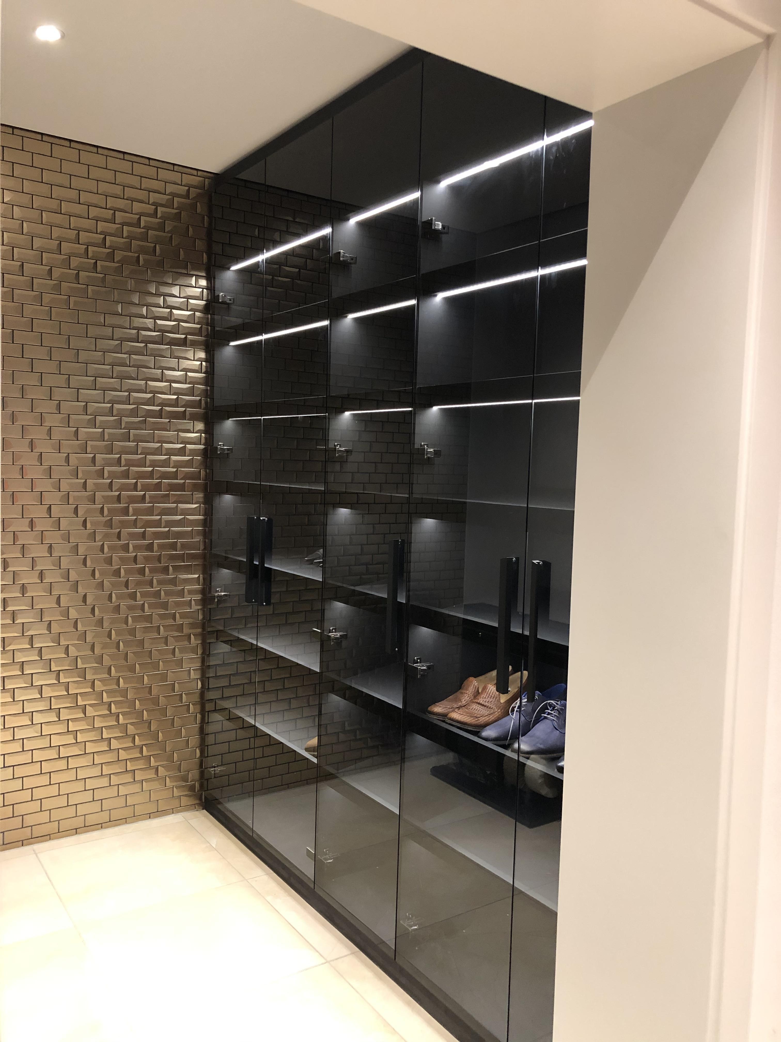 Kleiderschrank mit Glastür