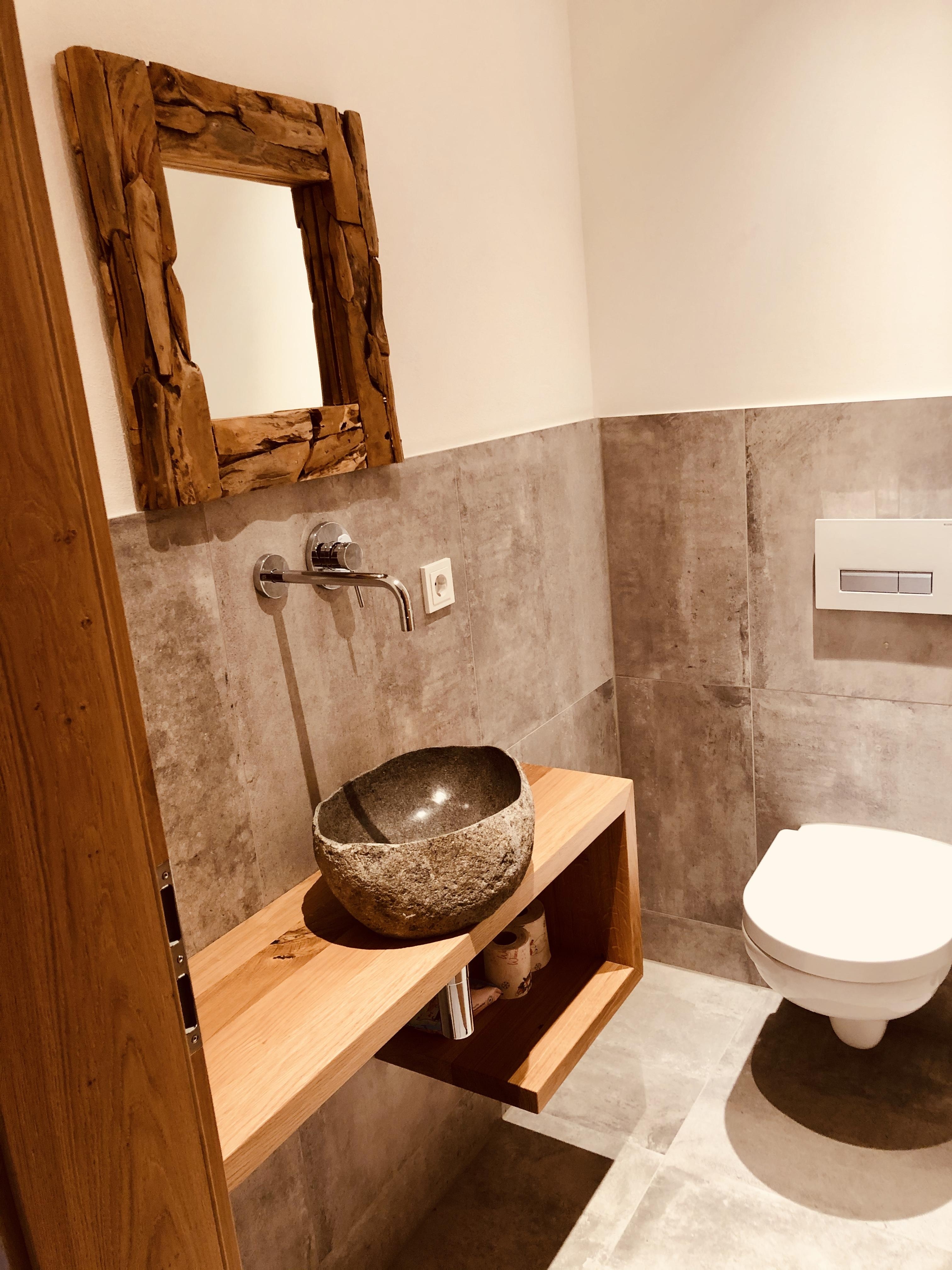 Holzplatte mit aufgesetztem Waschbecken