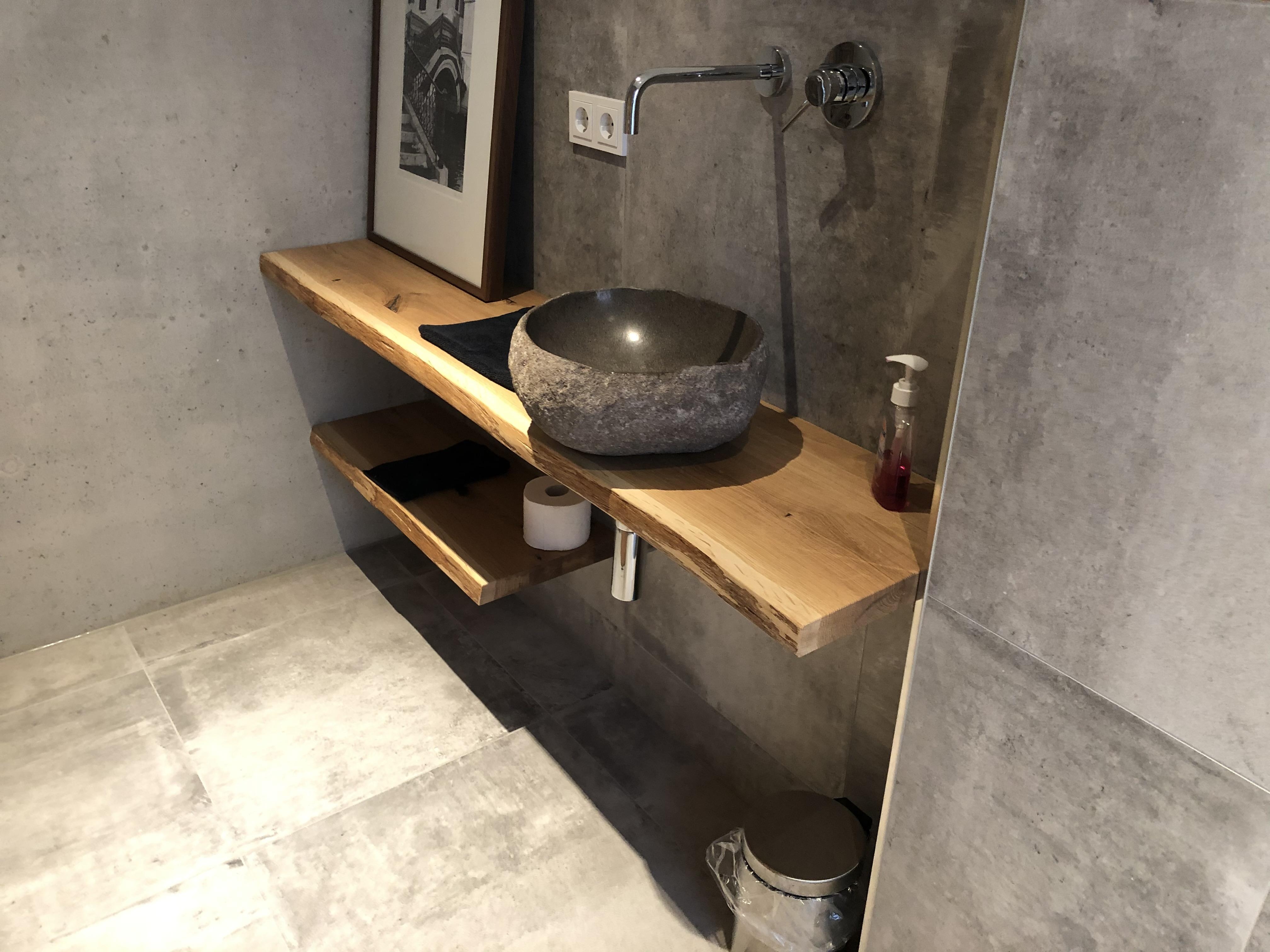 Badezimmer Platte aus Holz mit aufgesetztem Becken