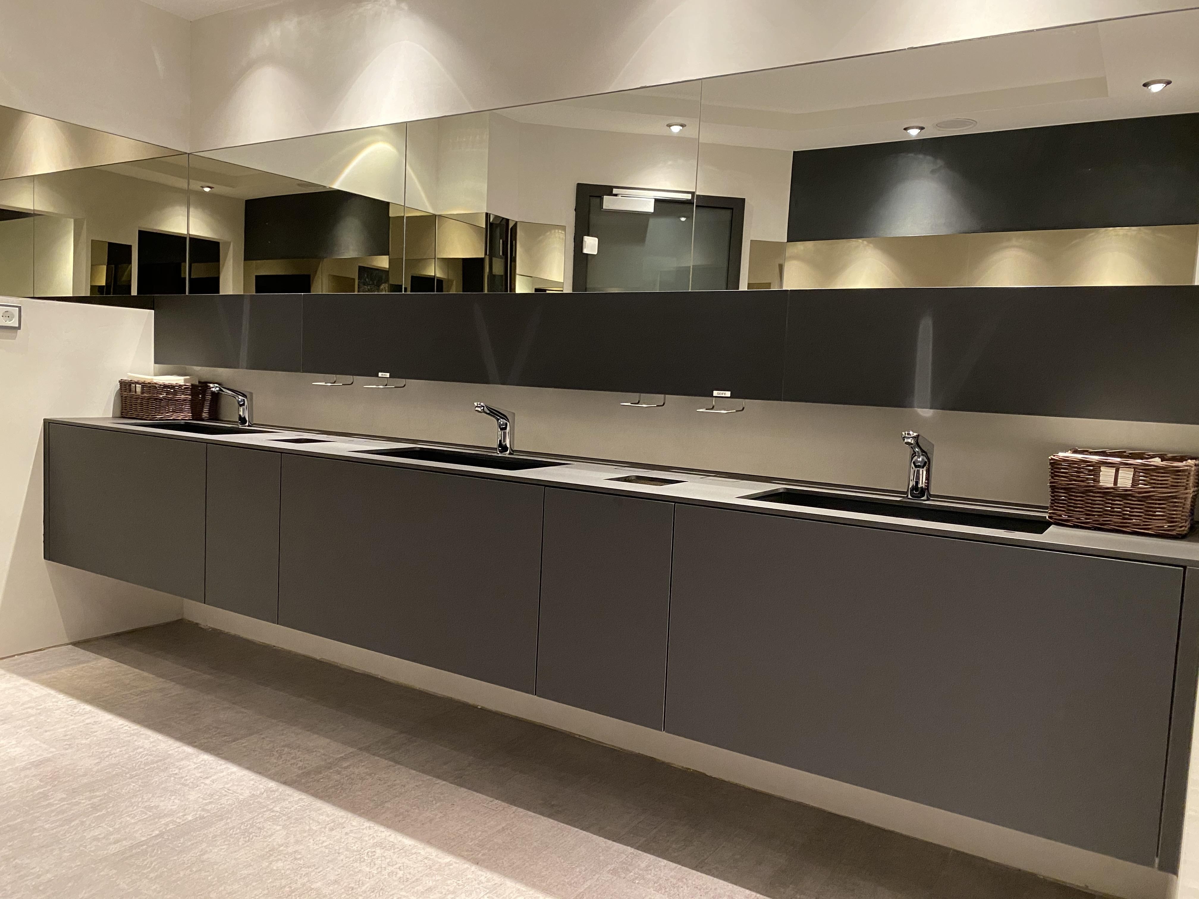 Breite Waschtischschränke  in dunkel mit 2 Becken