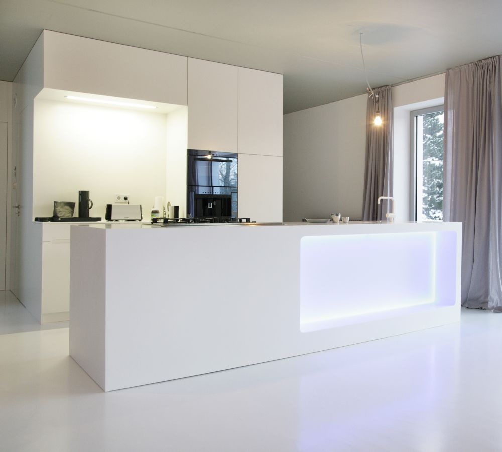Push to open Küche in weiß glänzend mit Zeile und Kücheninsel