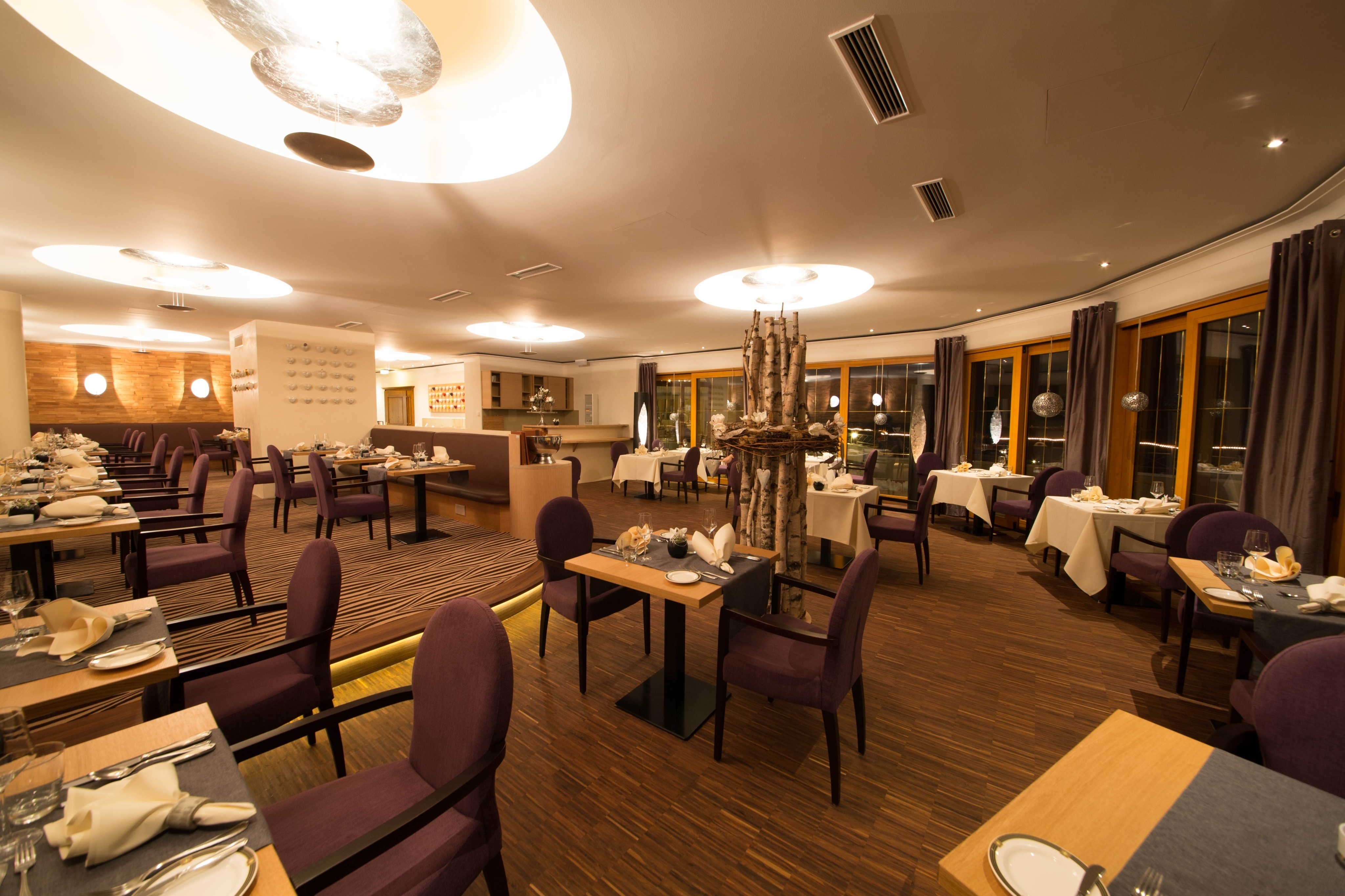 Restaurantbereich mit vielen Tischen