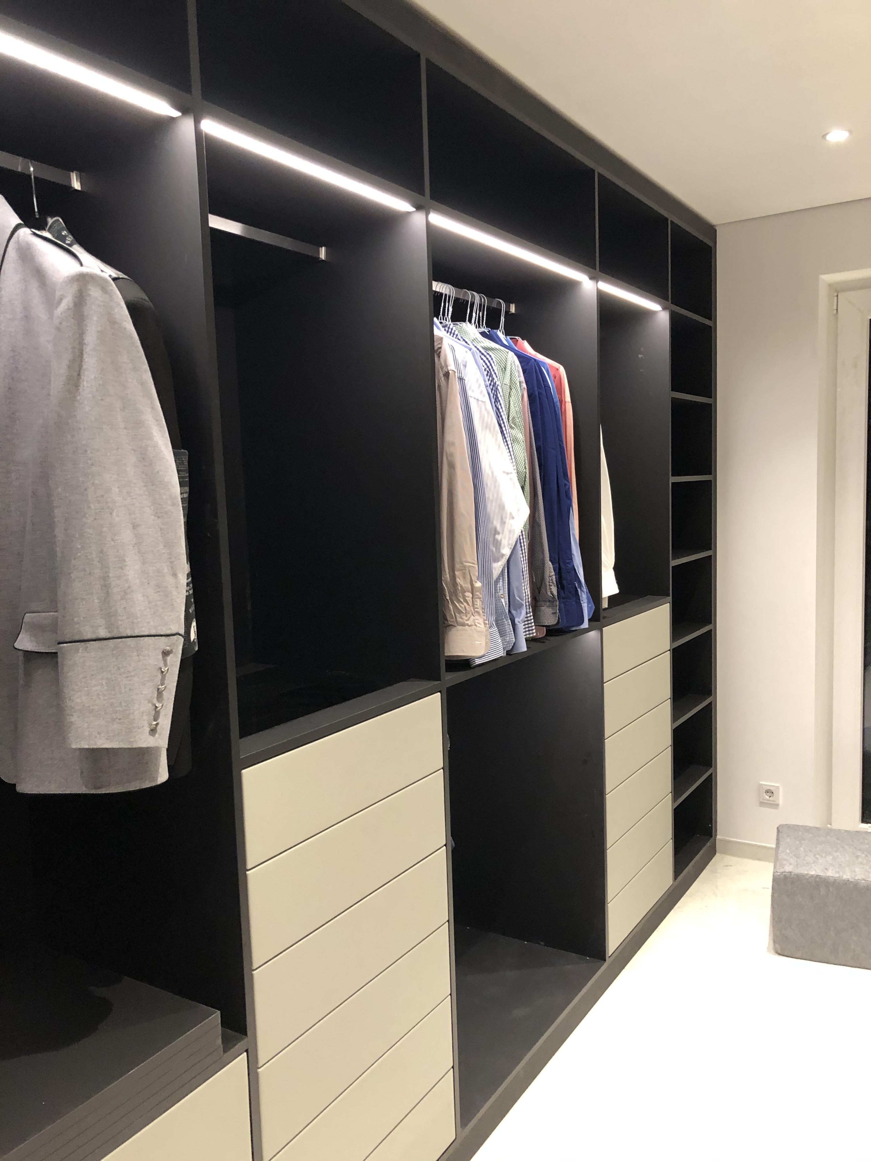 Offener Kleiderschrank