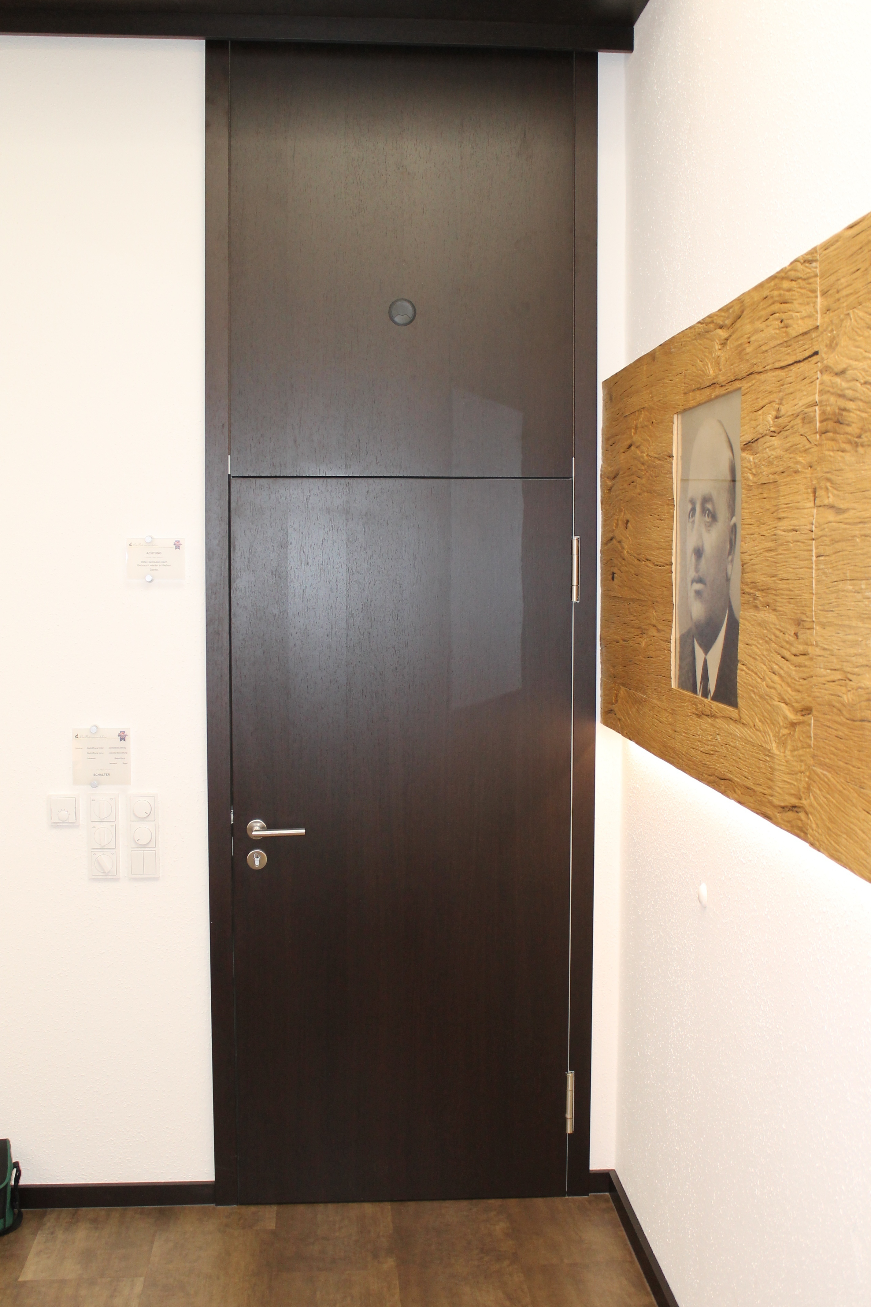 Hauseingangstür in dunklem Holz