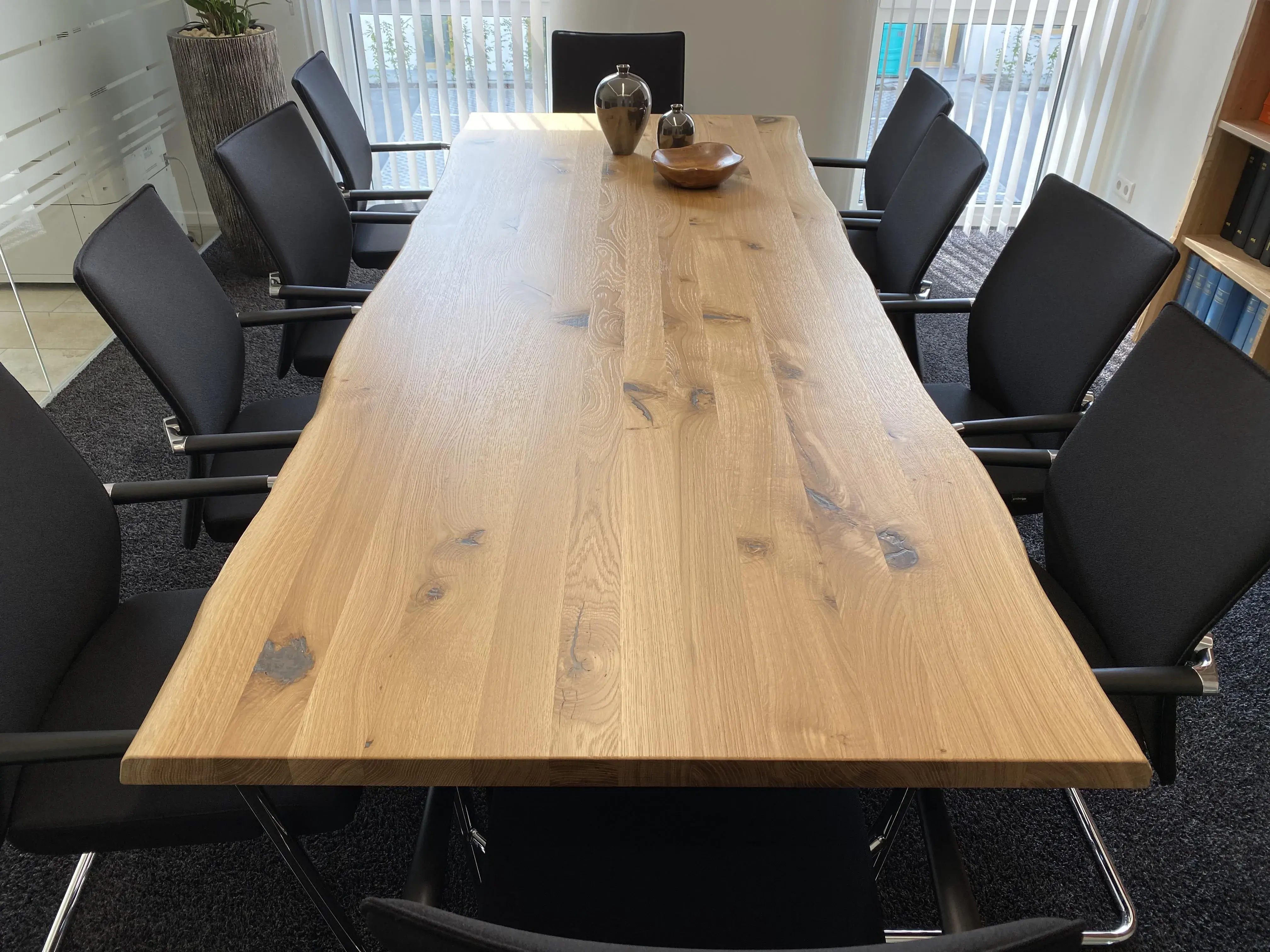 Esstisch mit Massivholzplatte