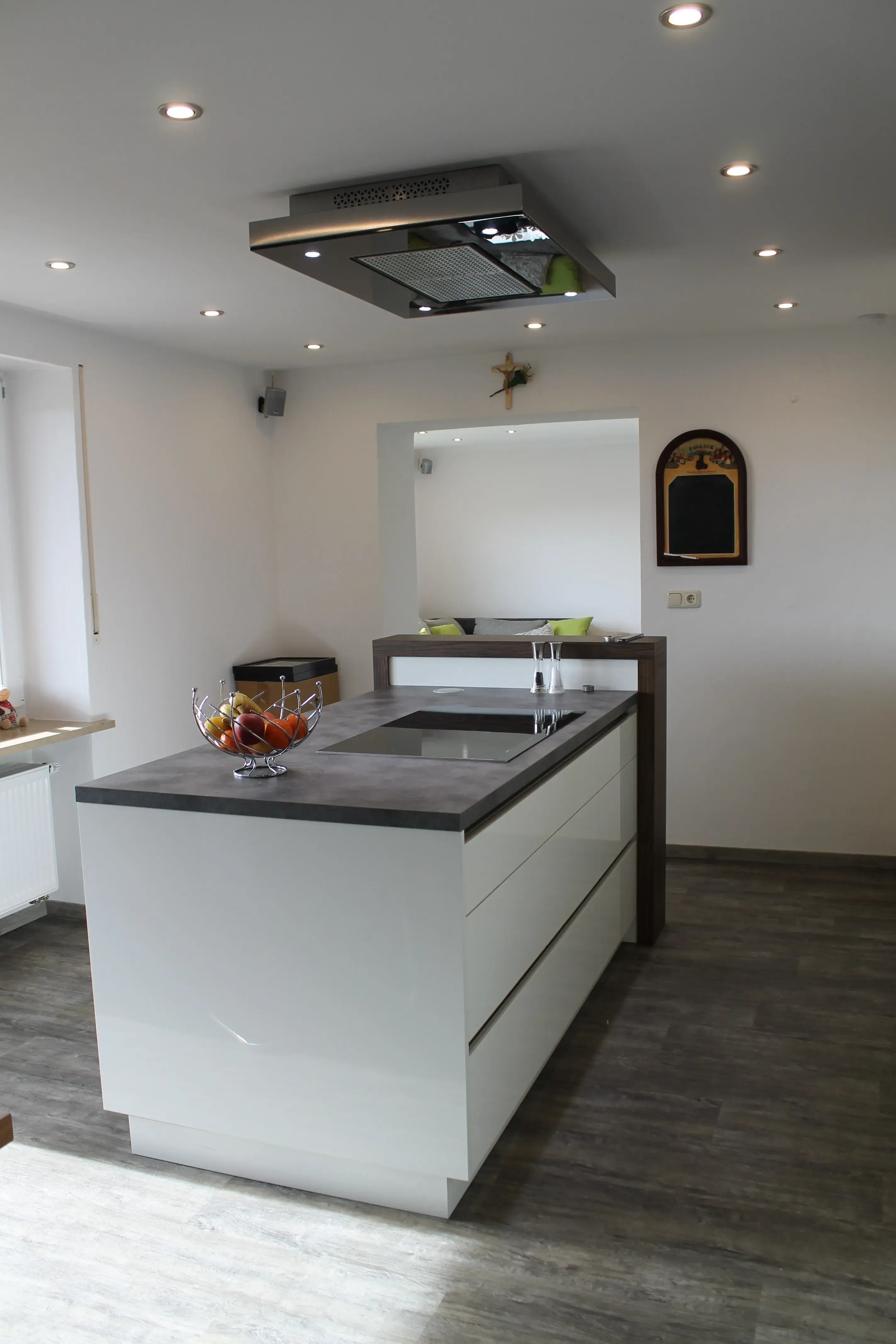 weiße Kücheninsel mit Betonoptik Arbeitsplatte 