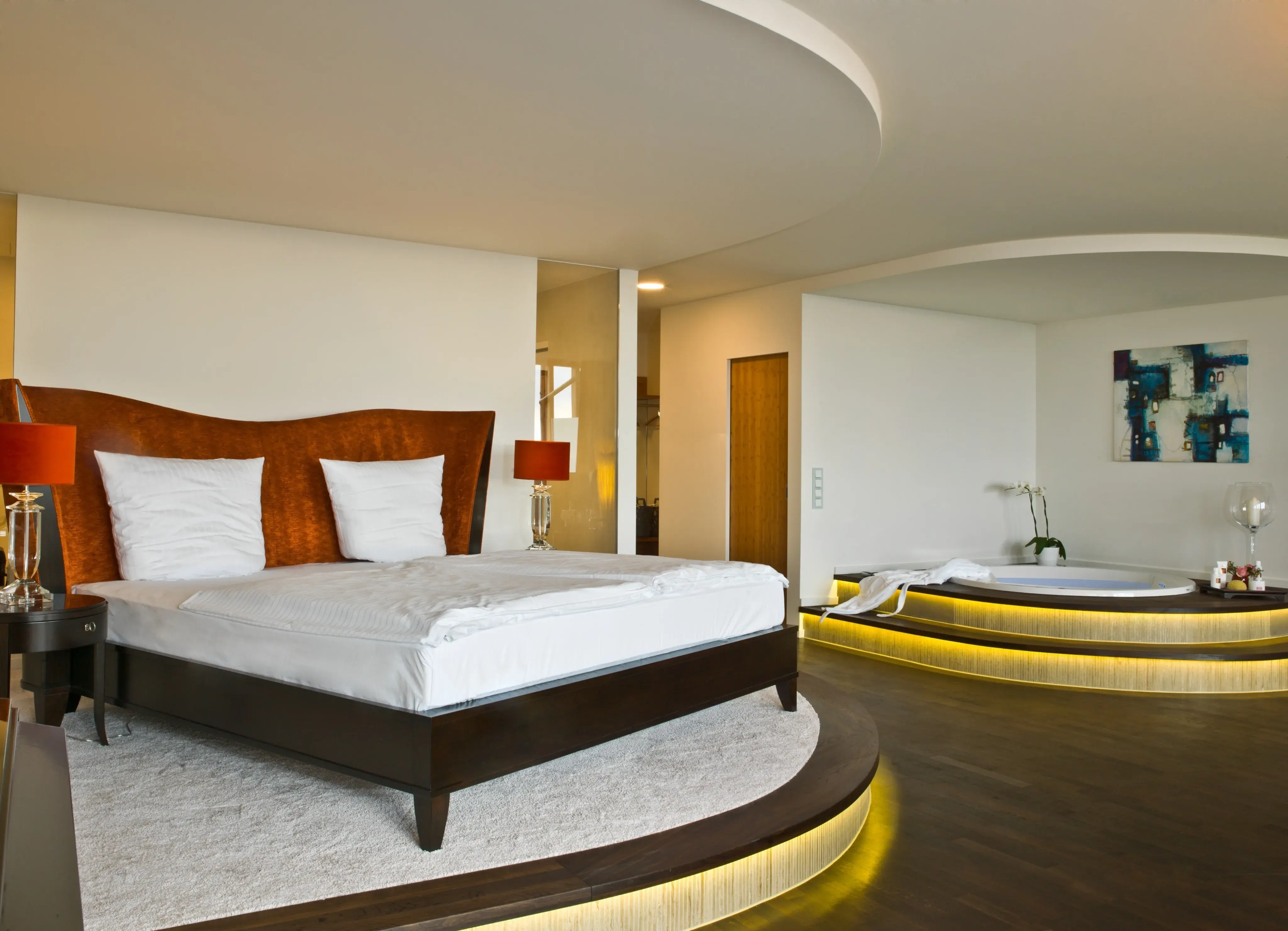 Bett auf einem abgerundeten Podest