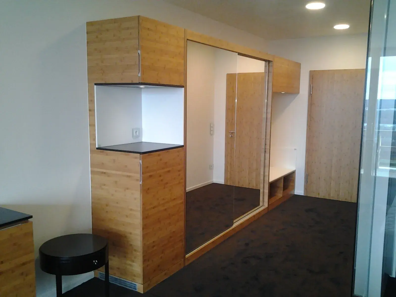 Kleiderschrank in Holz mit einem seitlich offenen Fach