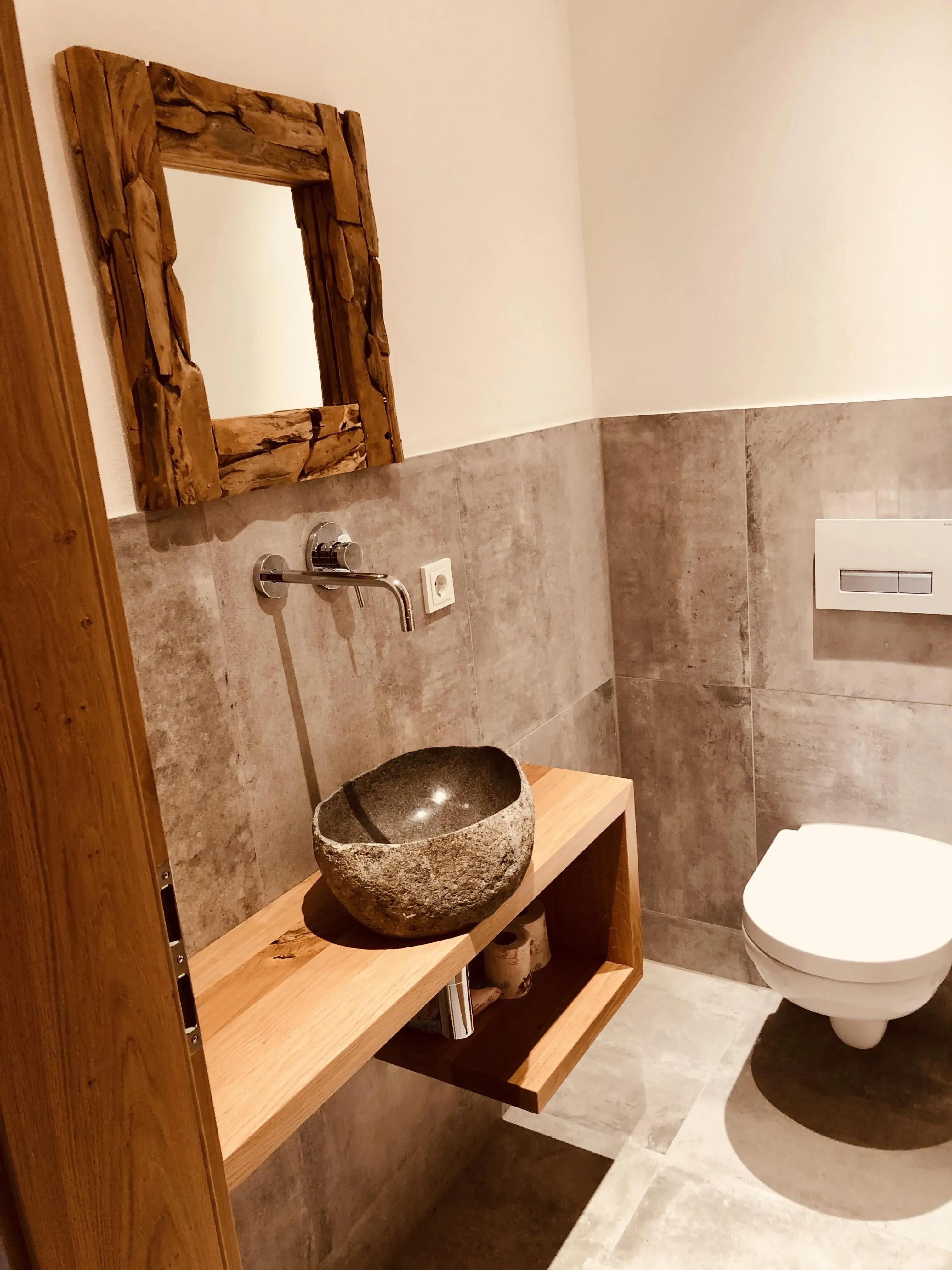 Holzplatte mit aufgesetztem Waschbecken