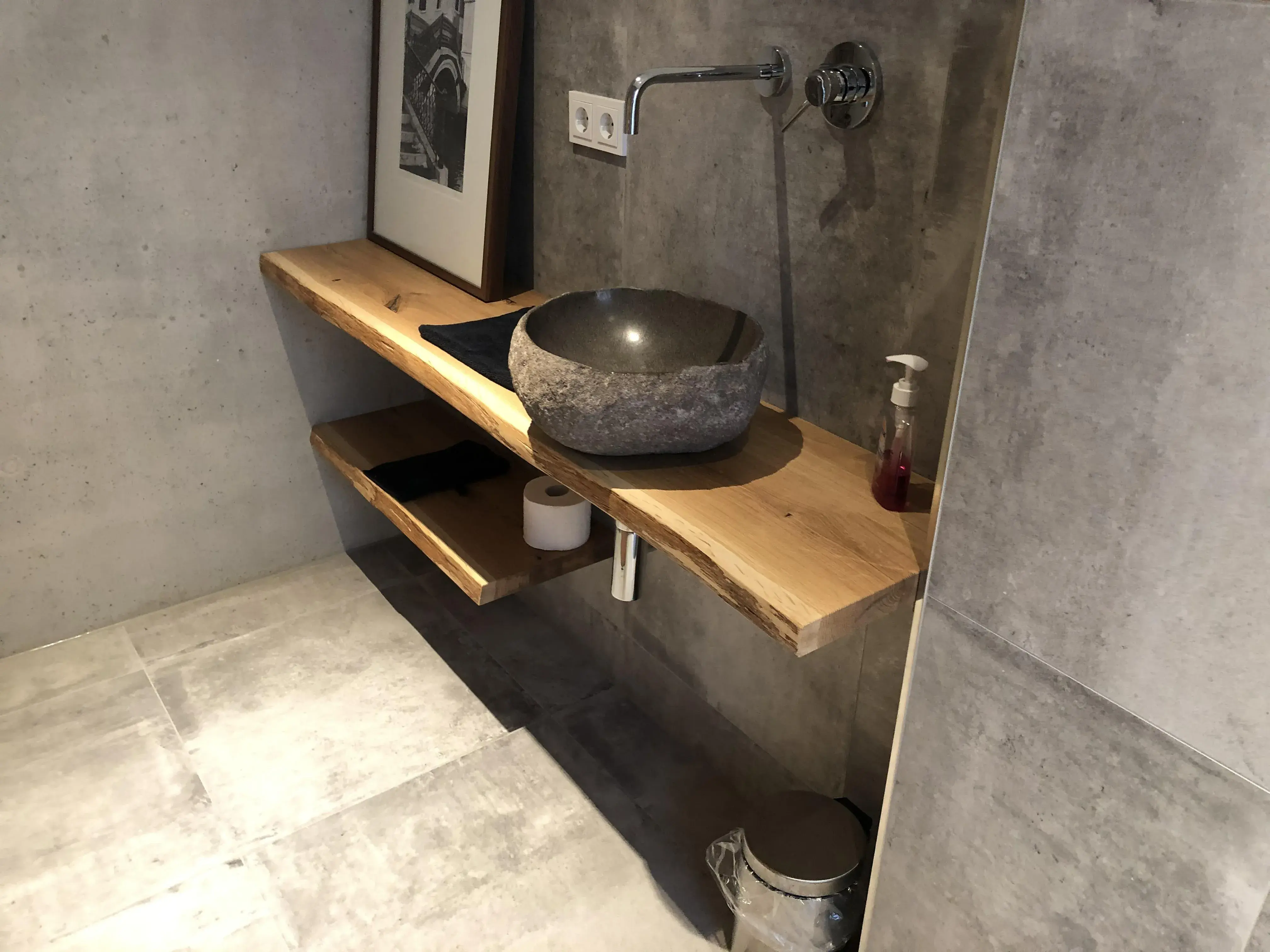 Badezimmer Platte aus Holz mit aufgesetztem Becken