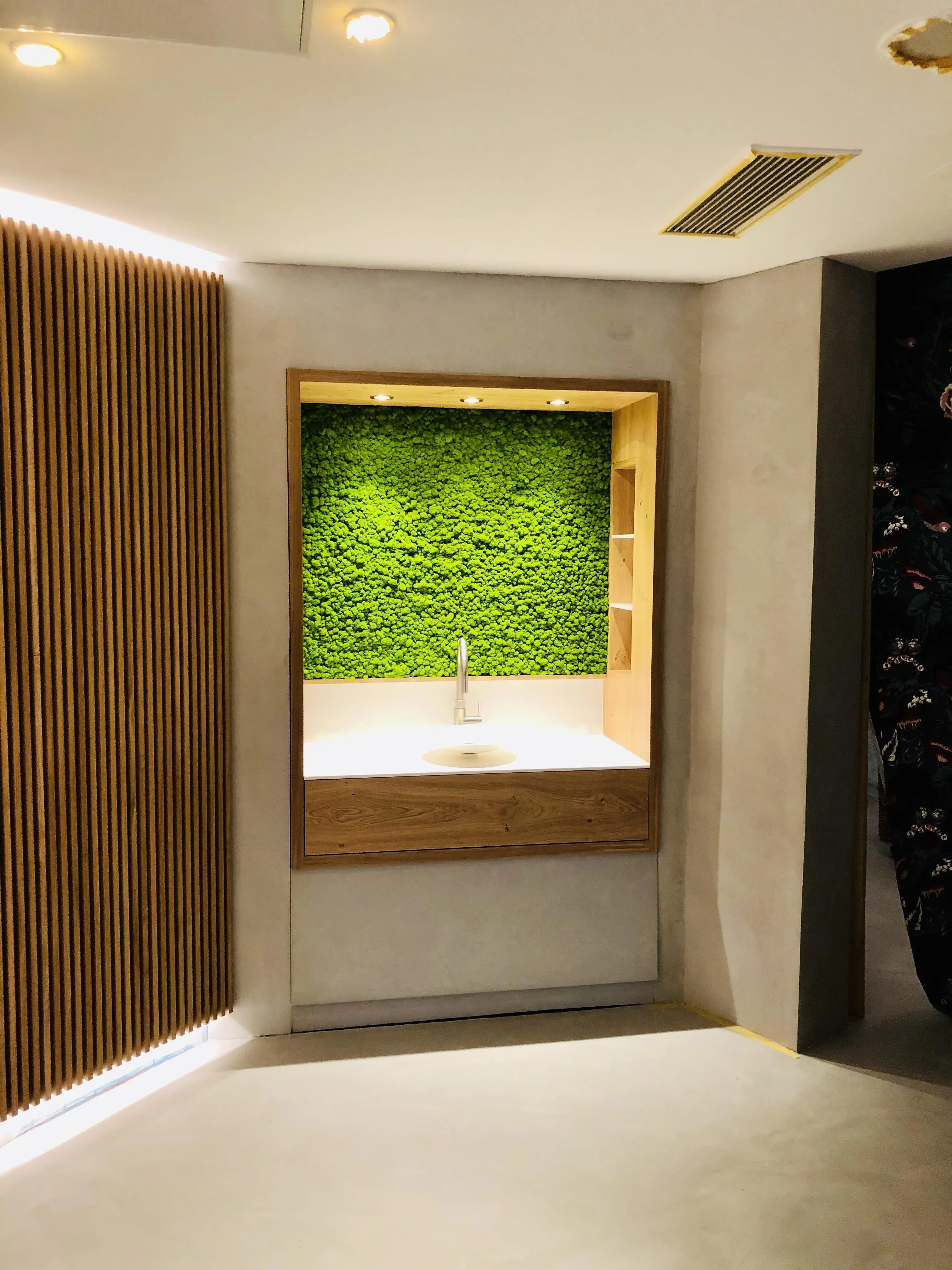 Waschbeckentheke mit Moosrückwand