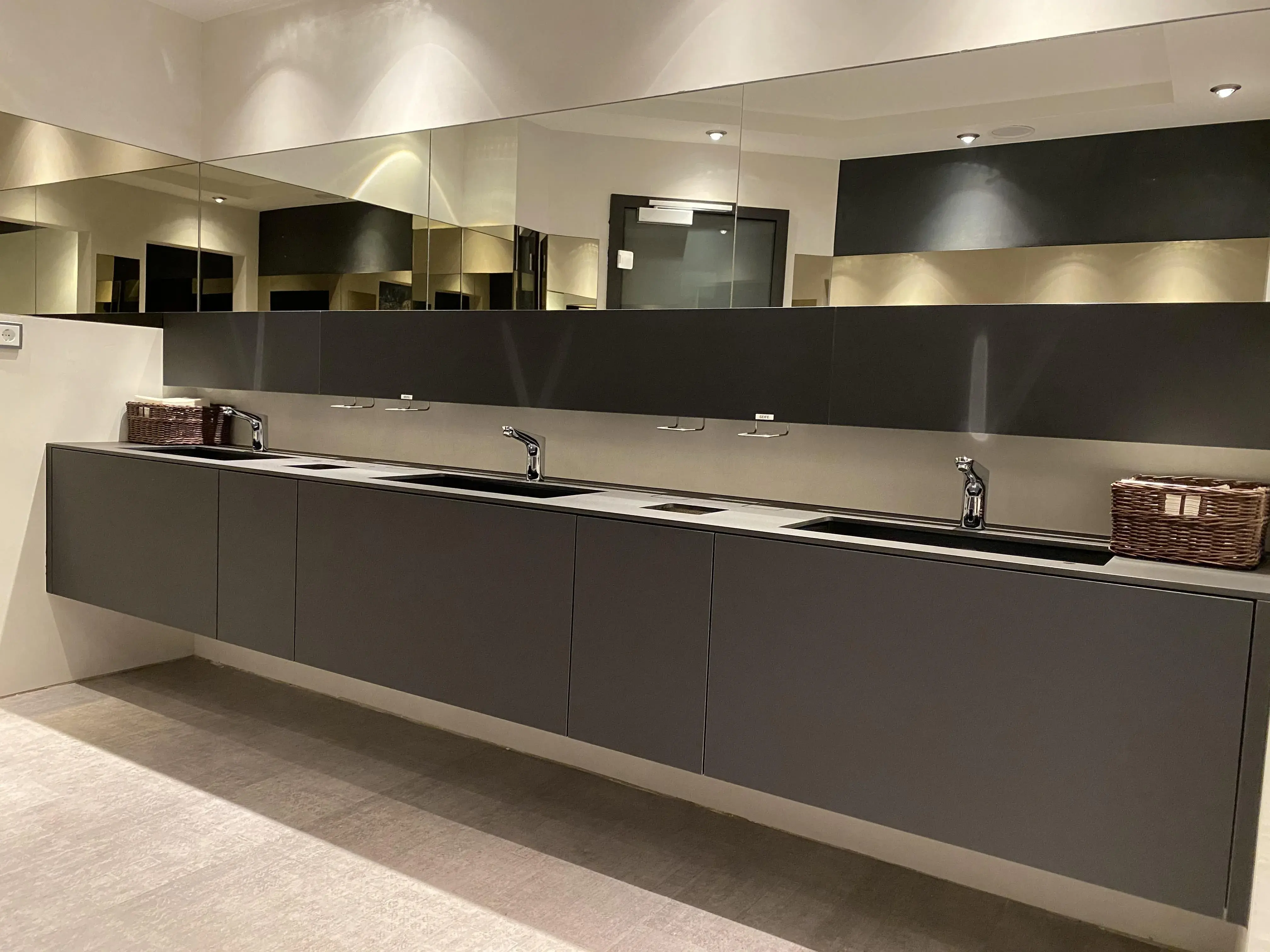 Breite Waschtischschränke  in dunkel mit 2 Becken