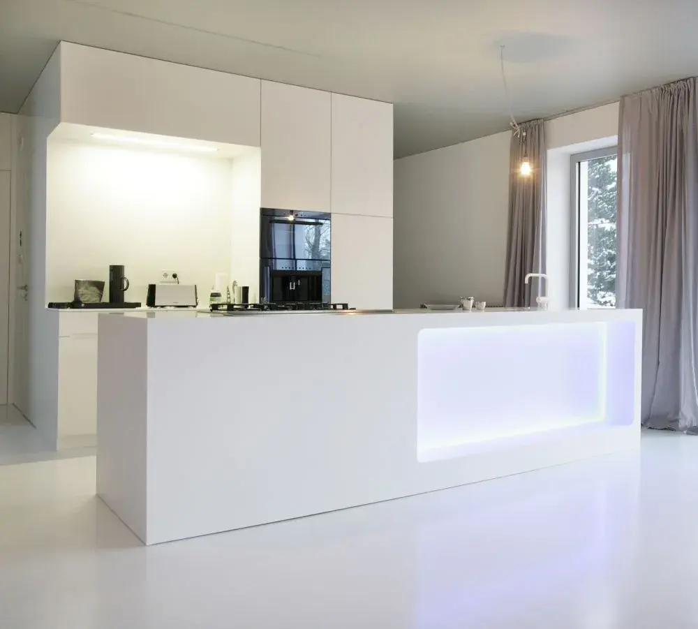 Push to open Küche in weiß glänzend mit Zeile und Kücheninsel