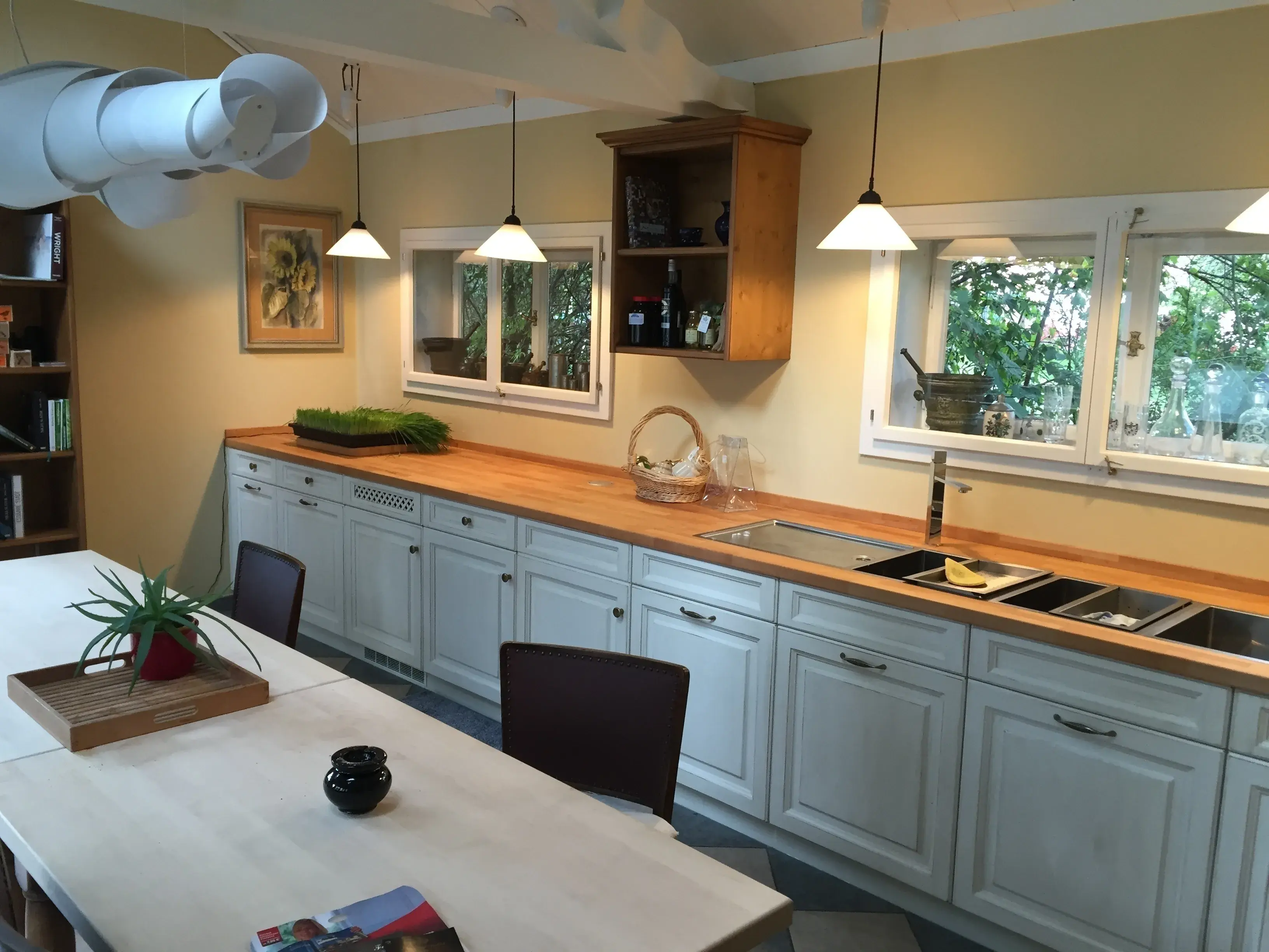 weiße Landhausküche mit Holzarbeitsplatte