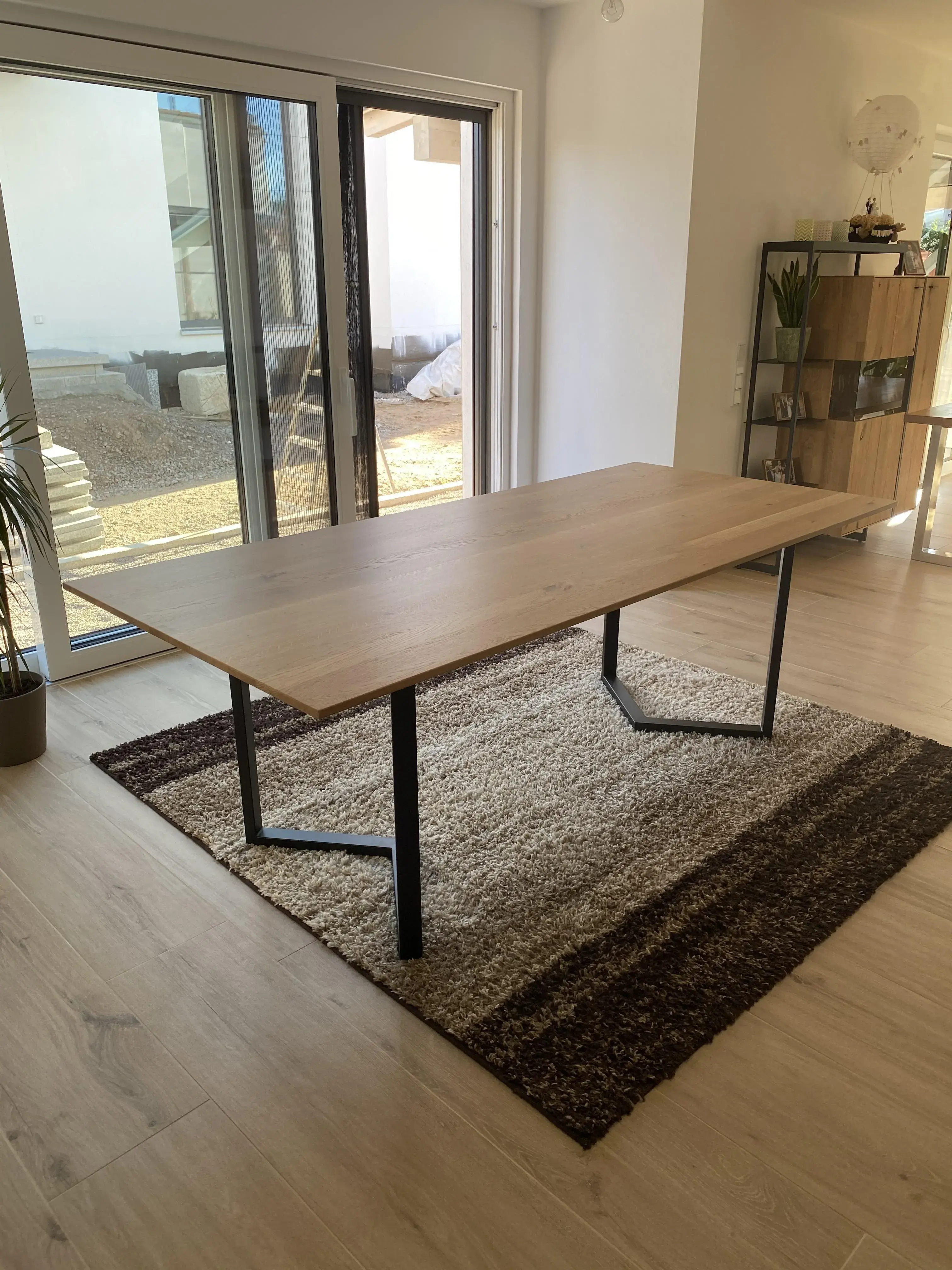 Esstisch Holz auf einem Teppich