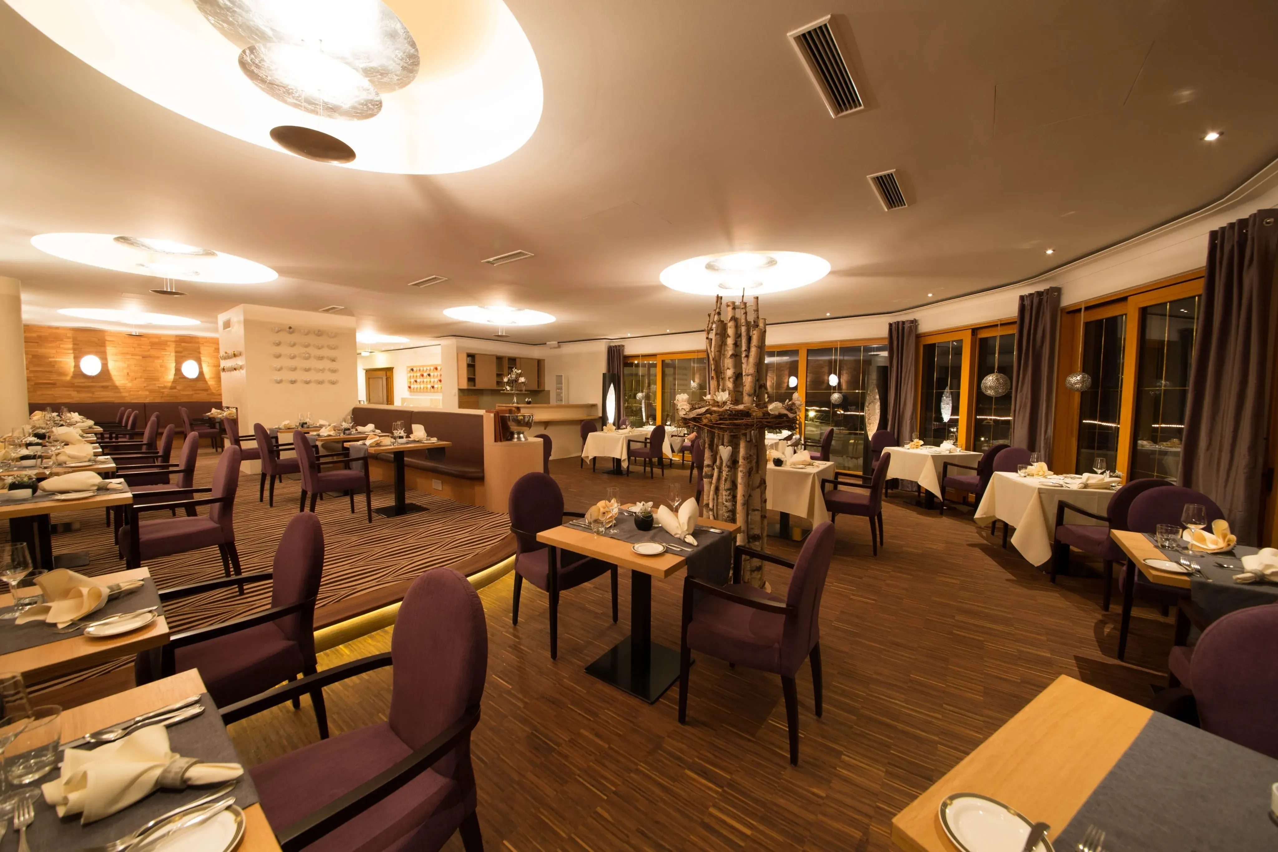 Restaurantbereich mit vielen Tischen