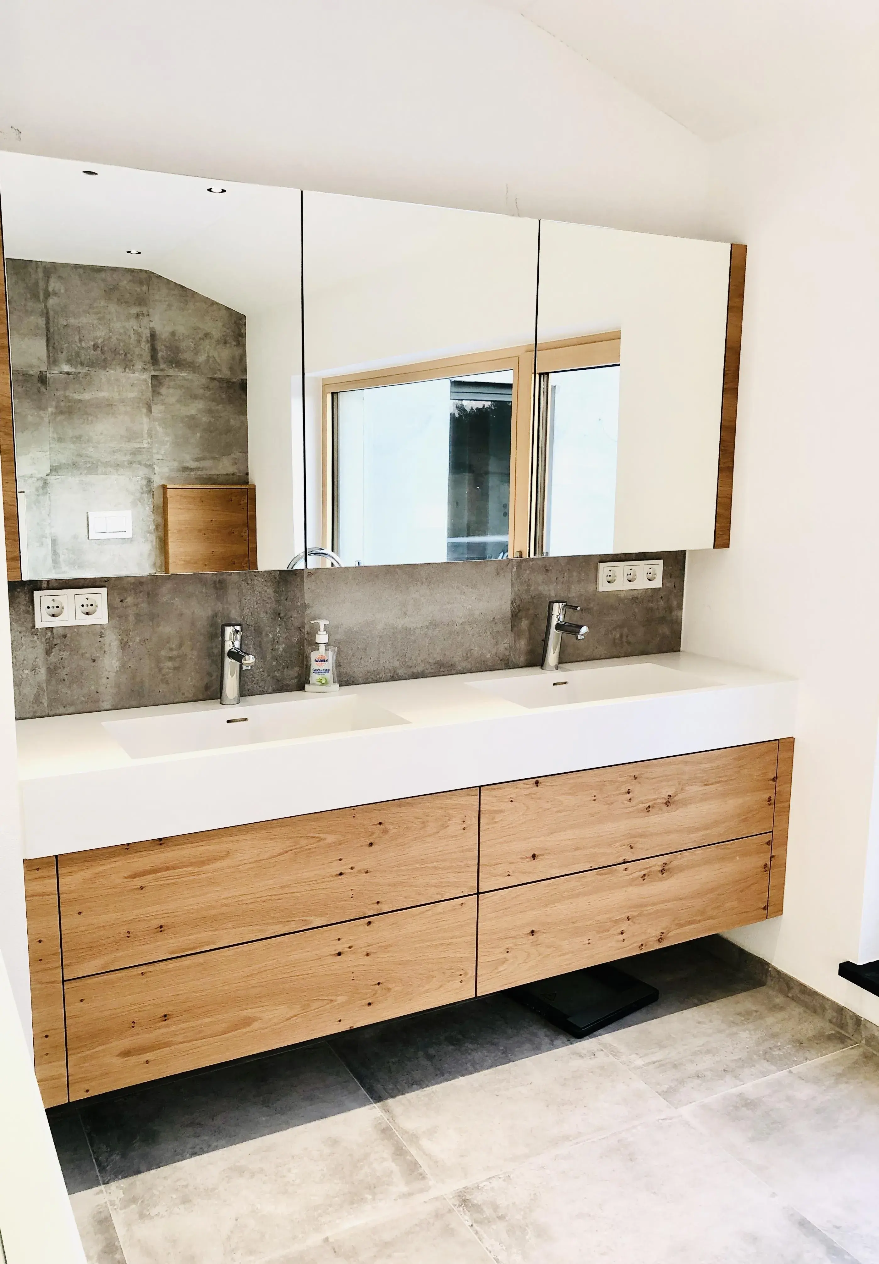 Waschtischschränke  in Holz mit heller Platte