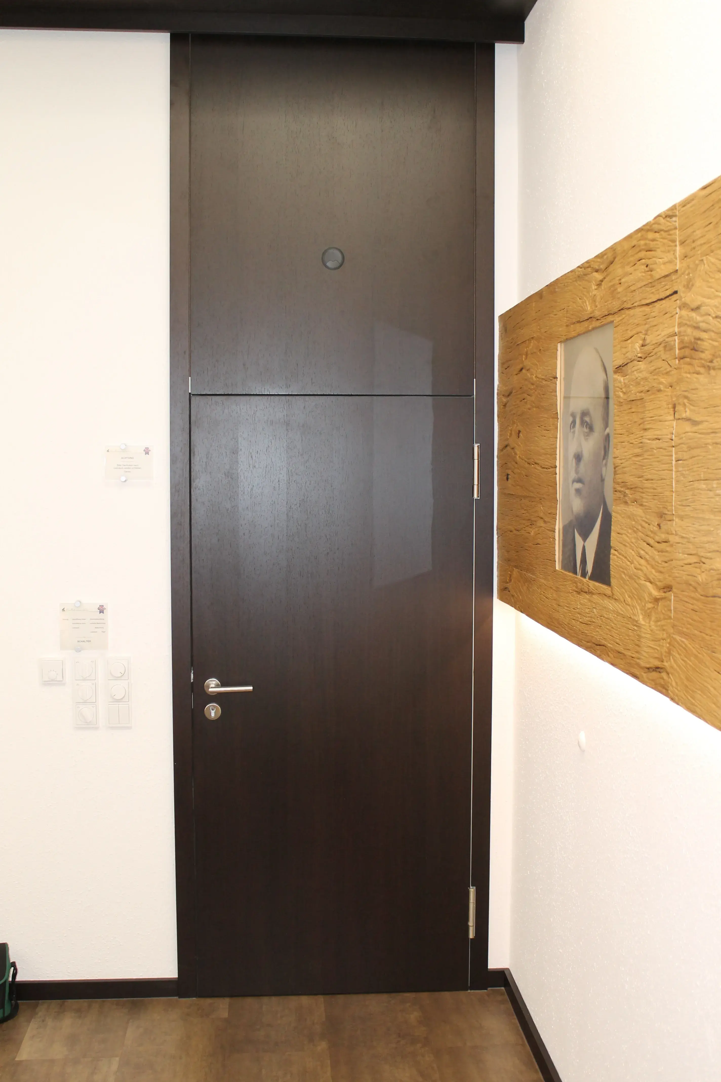 Hauseingangstür in dunklem Holz