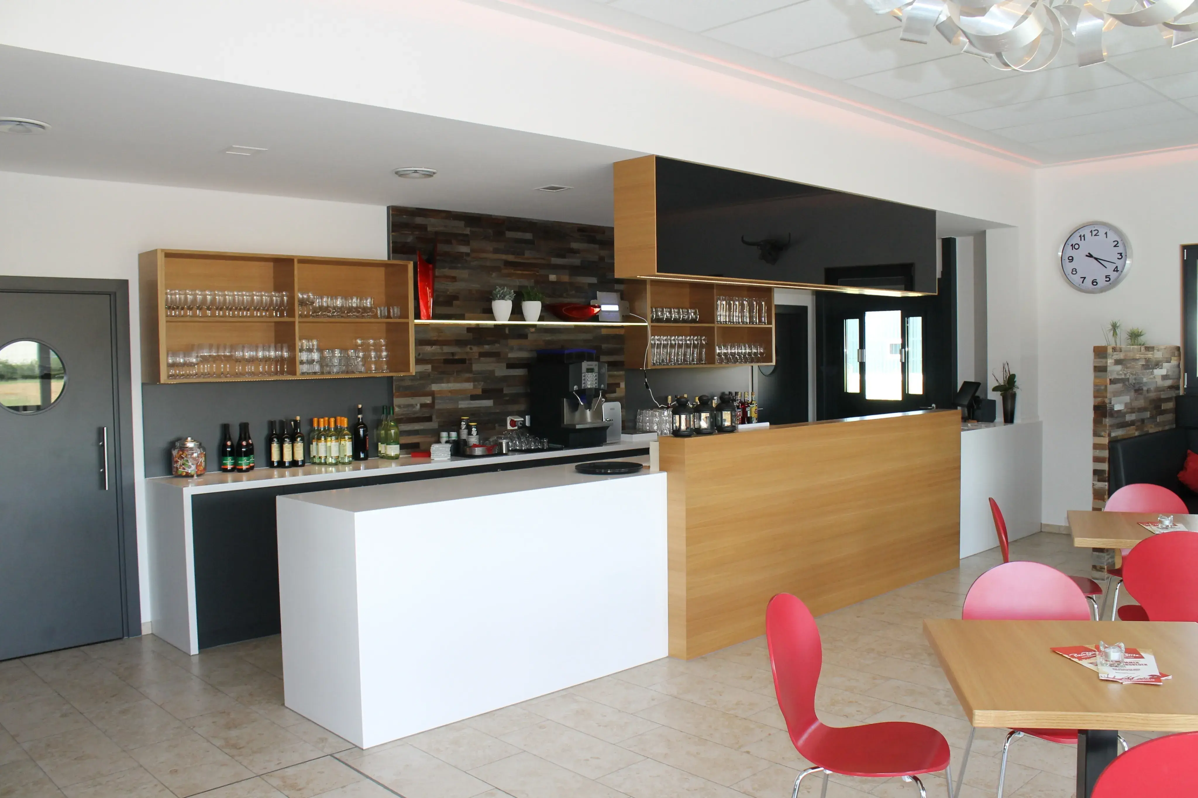 Ansicht einer Bar mit großer Inseltheke in weiß und in Holz