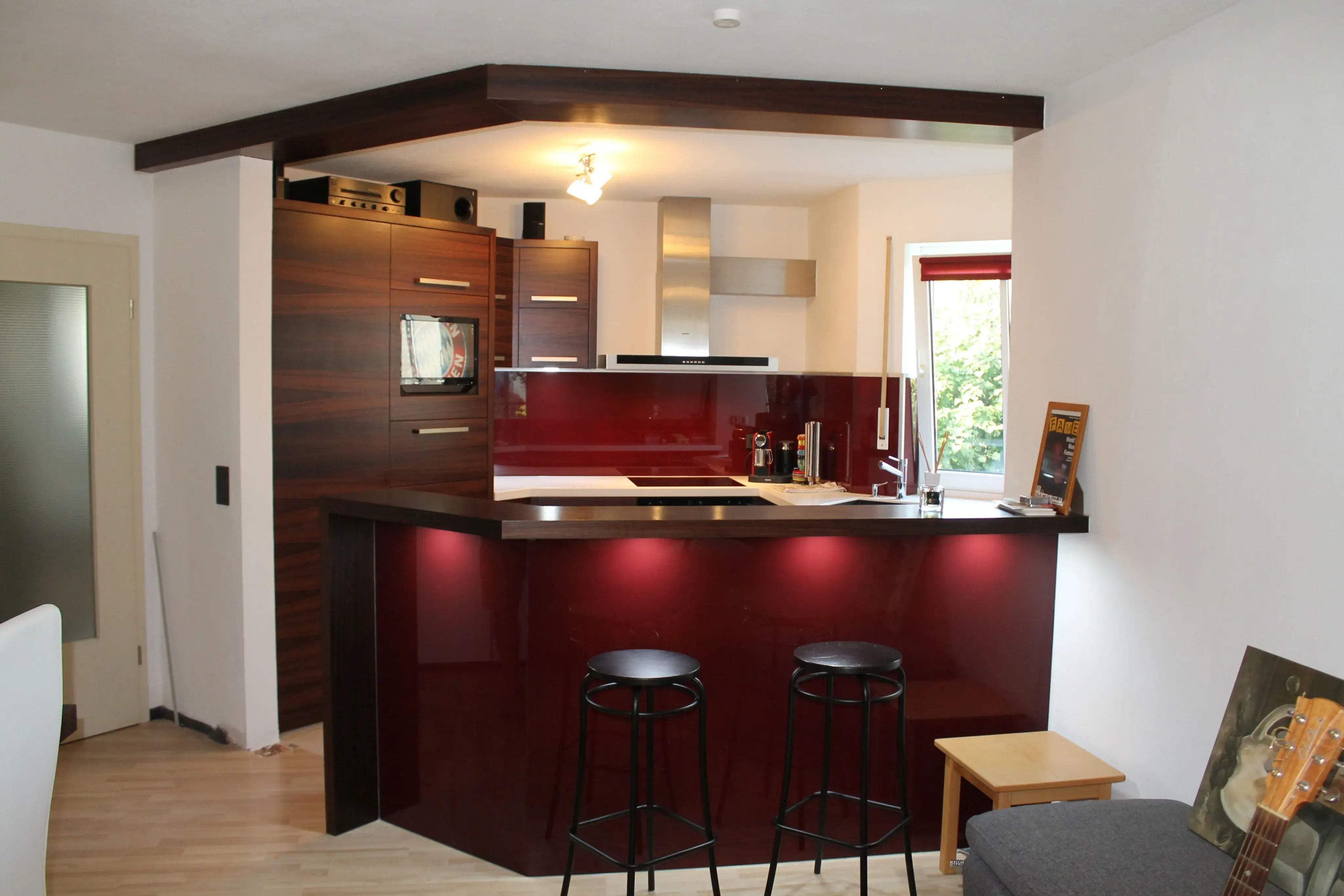 Rote Küche mit Tresen